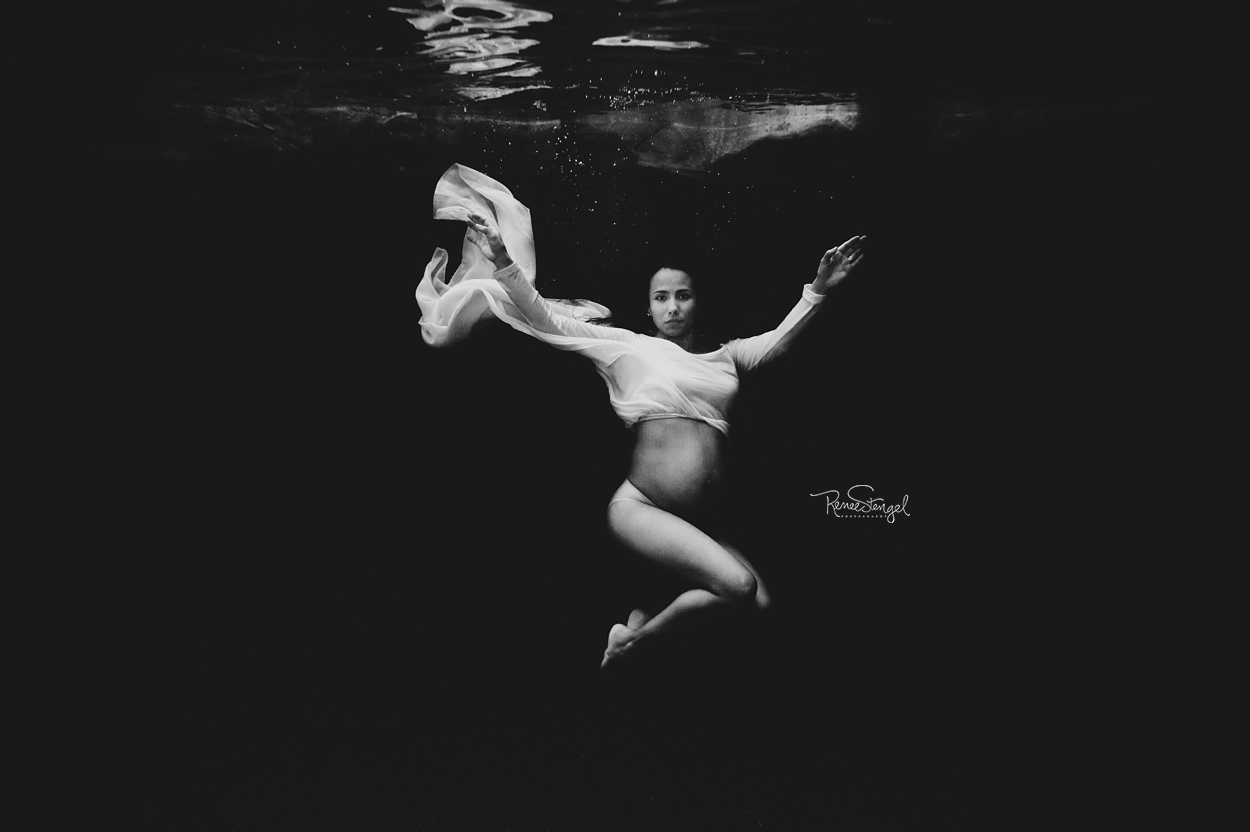 RENEE STENGEL Photography | Charlotte Portrait and Underwater Photographer | Underwater Maternity Black and White