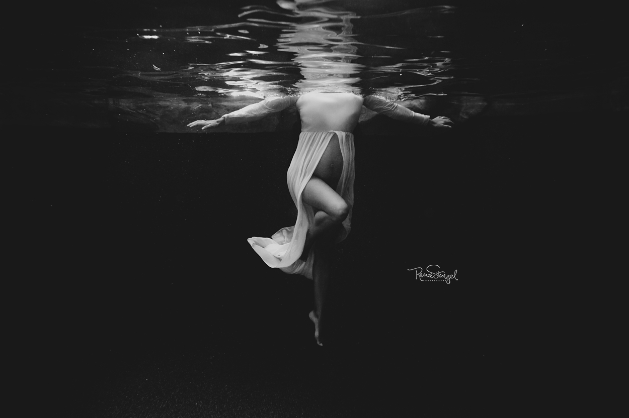 RENEE STENGEL Photography | Charlotte Portrait and Underwater Photographer | Underwater Maternity Black and White